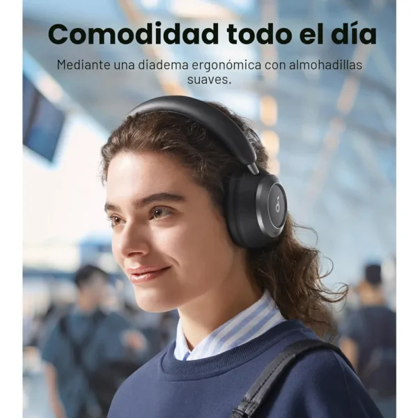Audífonos Soundcore Space One Pro Negro con diadema ergonómica usados en aeropuerto con comodidad todo el día