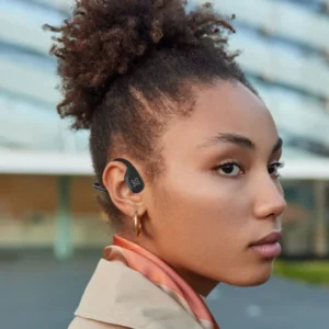 Mujer usando auriculares de conducción ósea Klip Xtreme negros en exteriores