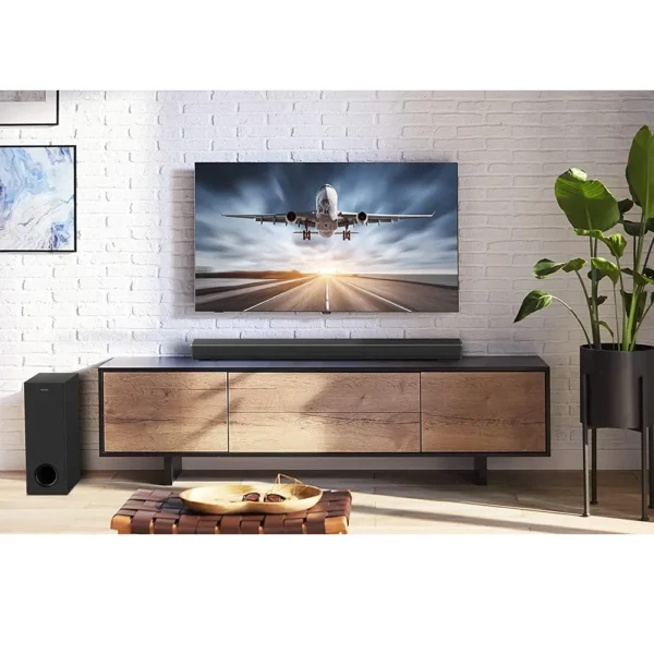 Barra de sonido Philips 4420 5PHIBS1 negra en sala moderna con TV y subwoofer