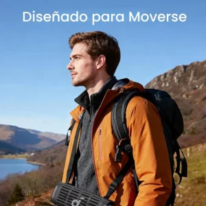 Parlante Soundcore Boom 3i Negro portátil con correa usado en senderismo en paisaje montañoso