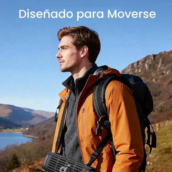 Parlante Soundcore Boom 3i Negro portátil con correa usado en senderismo en paisaje montañoso