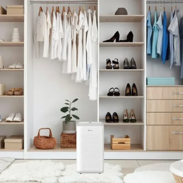 Deshumidificador Electrónico Wi-Fi Air-2950 blanco en vestidor moderno organizado