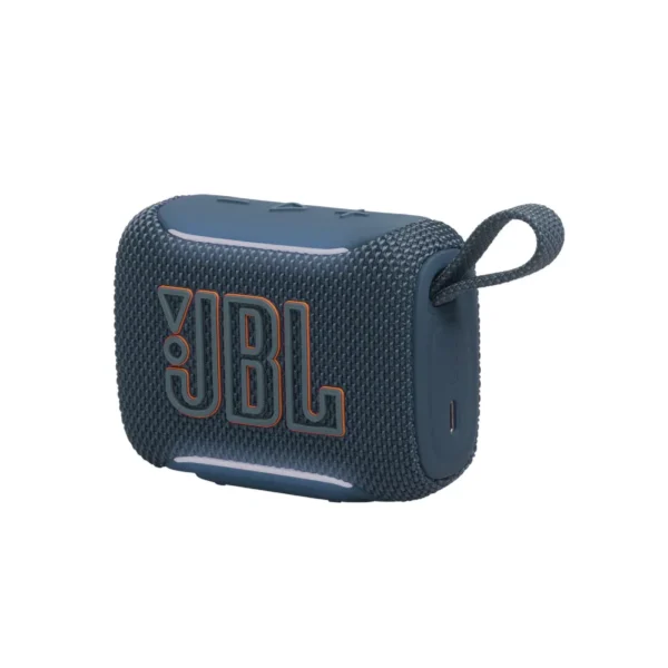 Parlante JBL GO 5 azul oscuro en ángulo con correa y puerto USB-C