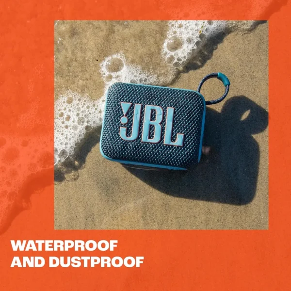 Parlante JBL GO 5 azul sobre arena de playa, resistente al agua y al polvo