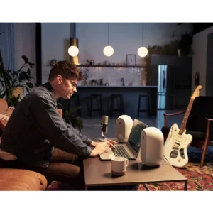 Parlante JBL Pro 104 set blanco en estudio casero con laptop y micrófono en sala moderna