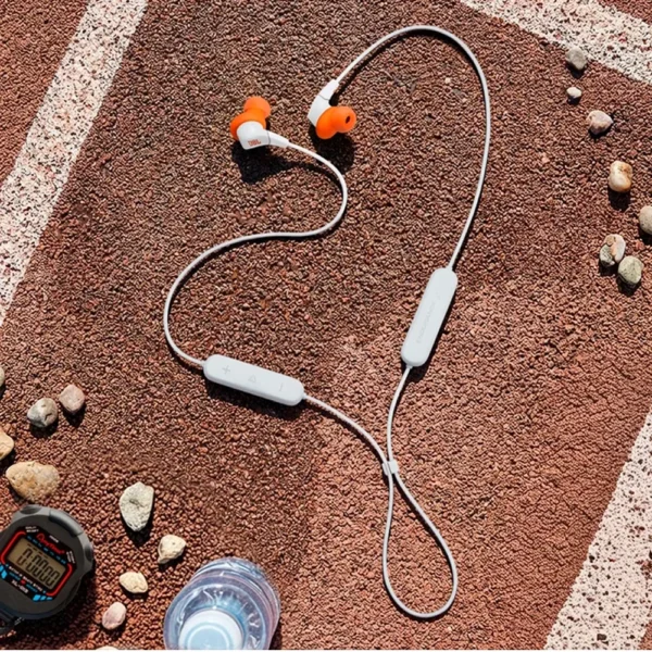 Lifestyle Audífonos JBL Endurance Run 3 BT Blanco sobre pista de atletismo