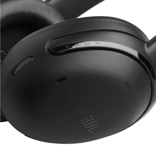 Detalle del auricular negro de los Audifonos JBL Tour One M3 TWS Negro con logo JBL y franja TOUR