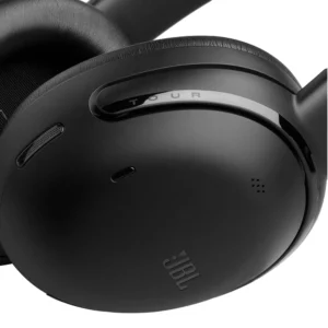Detalle del auricular de los Audifonos JBL Tour One M3 Smart TX negros con logo JBL y controles integrados