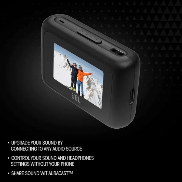 Estuche Smart TX de los Audifonos JBL Tour One M3 Smart TX con pantalla táctil y puerto USB-C en vista angular