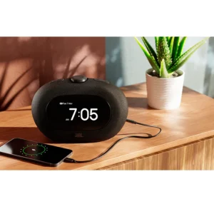 Reloj despertador JBL Horizon 3 negro con carga USB de smartphone en ambiente de hogar