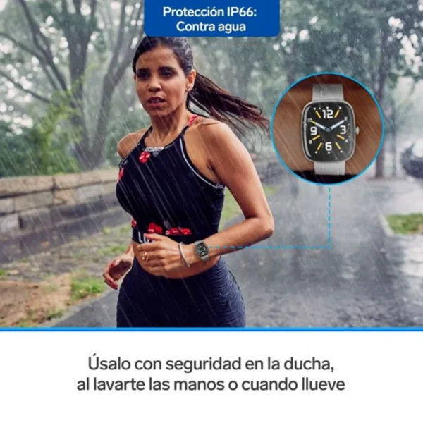 Smartwatch Steren resistente IP66 en muñeca de mujer corriendo bajo lluvia
