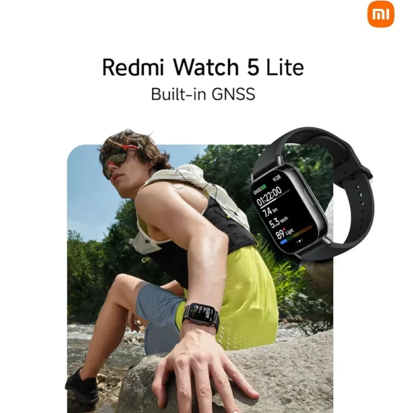 Redmi Watch 5 Lite negro con GNSS; uso deportivo outdoor junto a un río