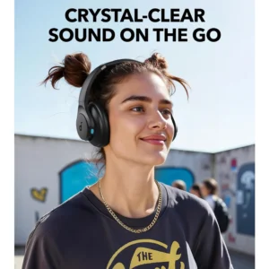 Audífonos Soundcore Q11i Negro usados en exteriores con sonido cristalino en entorno urbano