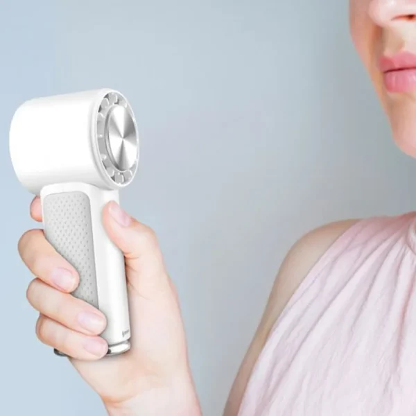 Ventilador con enfriador portátil Fan-190 blanco en uso cerca del rostro