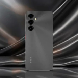 Celular ZTE Nubia V80 MAX 4 ram +256 Gb Negro con triple cámara en escena lifestyle sobre tela satinada
